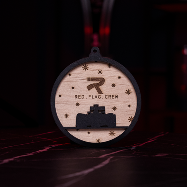 Red Flag Crew karácsonyi fa dísz motorsport témával, egyedi lézervágott kivitelben