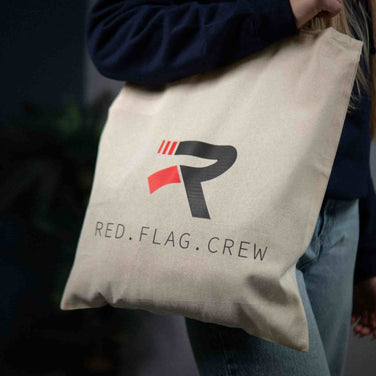 Természetes stílusú Red Flag Bag vászontáska motorsport logóval, Nude színben.