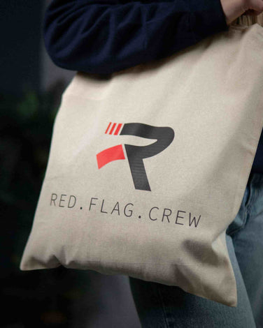 Természetes stílusú Red Flag Bag vászontáska motorsport logóval, Nude színben.