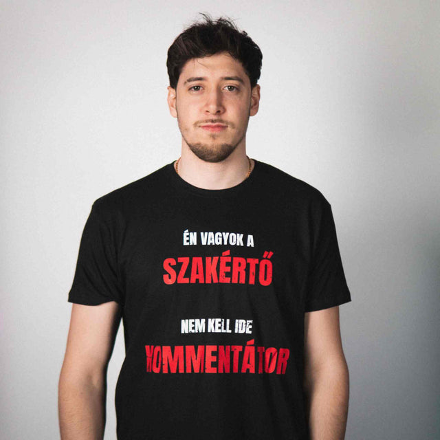 Black t-shirt with bold red and white text "ÉN VAGYOK A SZAKÉRTŐ, NEM KELL IDE KOMMENTÁTOR" for motorsport fans.