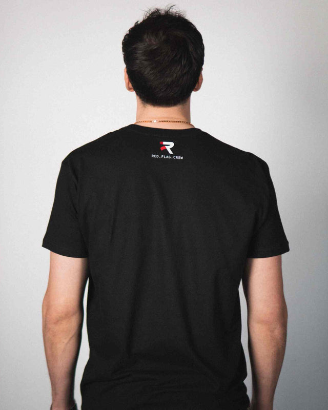 Fekete póló motorsport rajongóknak, "ÉN VAGYOK A SZAKÉRTŐ" felirattal.