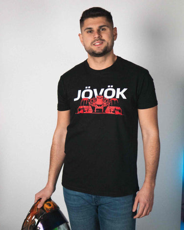 JÖVÖK - MEGYEK F1 póló with formula car graphic, modeled by a person holding a helmet.