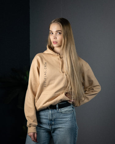 Q1 RFC kapucnis pulcsi, RED.FLAG.CREW. felirattal, nude színben, divatos hétköznapi viselet.