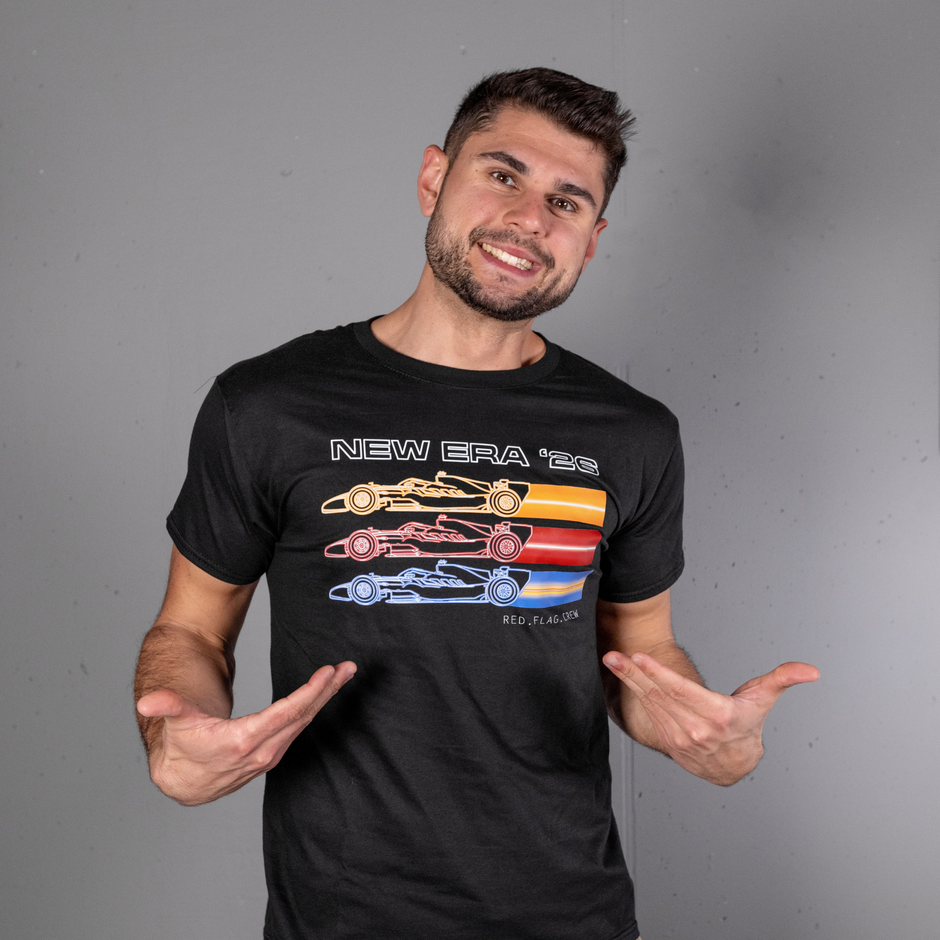 New era '26 póló három színű versenyautó mintával és energiasávokkal motorsport stílusban