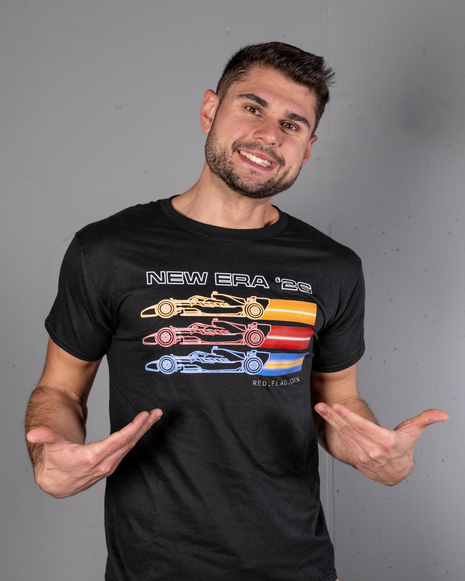 New era '26 póló három színű versenyautó mintával és energiasávokkal motorsport stílusban